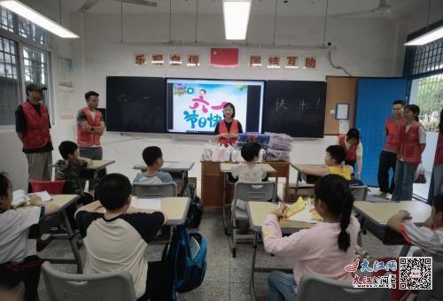 景德鎮(zhèn)市城投集團開展關(guān)愛兒童走訪慰問活動 圖